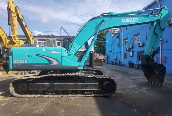 حفرة كوبيلكو SK210-8 المستخدمة في اليابان ذات الطاقة المحركية 114 كيلوواط و سعة دلو 1 متر مكعب